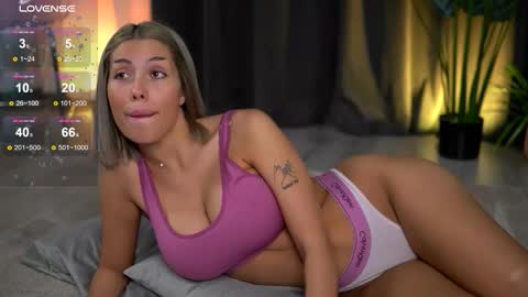 Isabella online show from October 15, 2025, 9:42 am