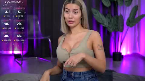 Isabella online show from November 27, 2025, 8:49 am