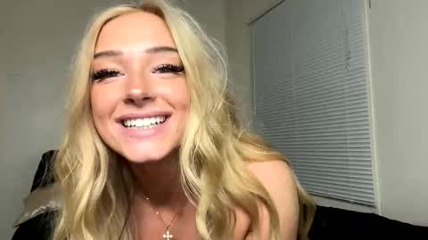 Snapshot of auriamist chatting on May 15, 2026, 5:25 am auriamist online show from May 15, 2026, 5:25 am