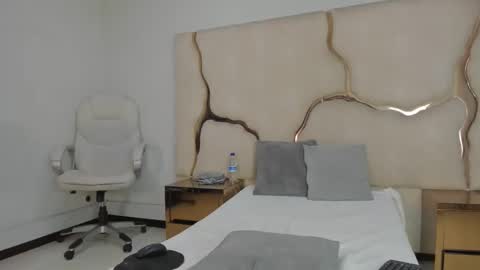 aurorahoney32 online show from May 6, 2026, 9:31 pm