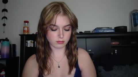 auroralightz1 online show from December 2, 2025, 2:50 am