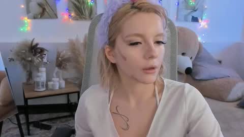 aurorawrenfield online show from February 26, 2026, 4:33 am