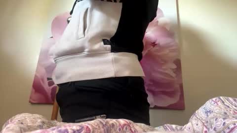 Milf4u online show from April 15, 2026, 9:37 pm