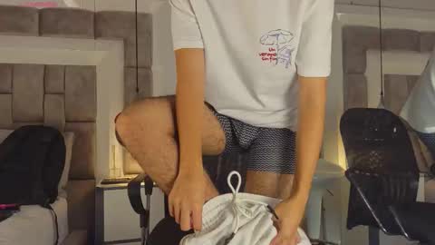 Snapshot of austinreeds chatting on March 25, 2026, 1:50 pm austinreeds online show from March 25, 2026, 1:50 pm