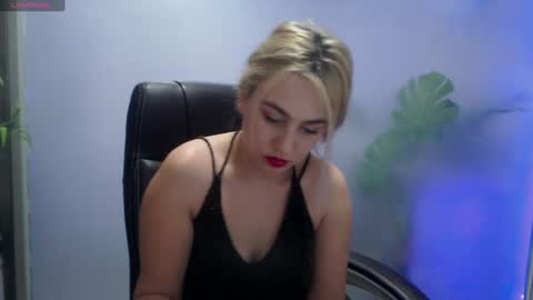 Snapshot of avablue_ chatting on December 6, 2024, 11:00 am online show from December 6, 2024, 11:00 am