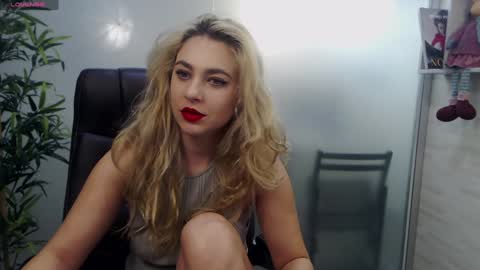 Snapshot of avablue_ chatting on December 30, 2024, 4:09 am online show from December 30, 2024, 4:09 am