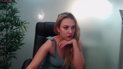 Snapshot of avablue_ chatting on January 31, 2025, 4:14 am online show from January 31, 2025, 4:14 am