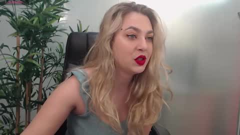 Snapshot of avablue_ chatting on March 2, 2025, 4:07 am online show from March 2, 2025, 4:07 am