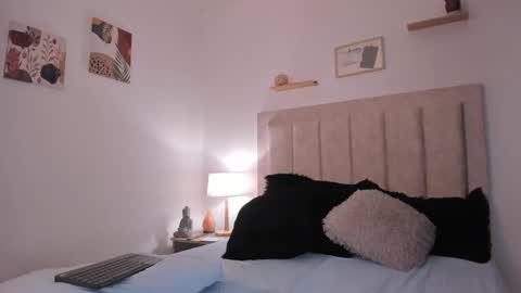 Snapshot of avaline_blanc chatting on December 12, 2024, 3:32 am Avaline Help me reach 100 likes TRANSMISSION EVERY DAY FROM 39 PM online show from December 12, 2024, 3:32 am