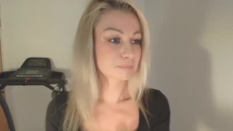 Snapshot of avaluxe_ chatting on January 18, 2026, 4:00 pm Eira online show from January 18, 2026, 4:00 pm