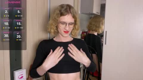 Snapshot of avery_adam chatting on December 16, 2025, 9:31 pm Alex online show from December 16, 2025, 9:31 pm