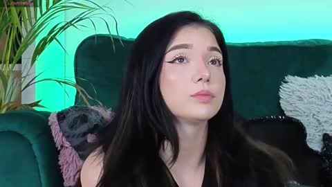 AveryWillow online show from November 3, 2025, 8:04 am