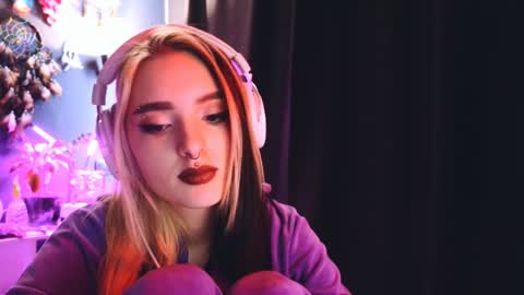 Snapshot of avi_nile chatting on December 7, 2024, 3:14 am Avriel online show from December 7, 2024, 3:14 am