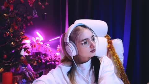 Snapshot of avi_nile chatting on December 11, 2024, 1:15 am Avriel online show from December 11, 2024, 1:15 am