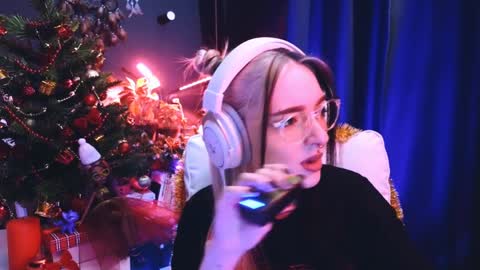 Snapshot of avi_nile chatting on December 16, 2024, 2:15 am Avriel online show from December 16, 2024, 2:15 am