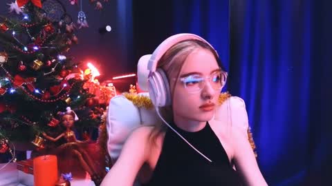 Snapshot of avi_nile chatting on December 20, 2024, 2:52 am Avriel online show from December 20, 2024, 2:52 am