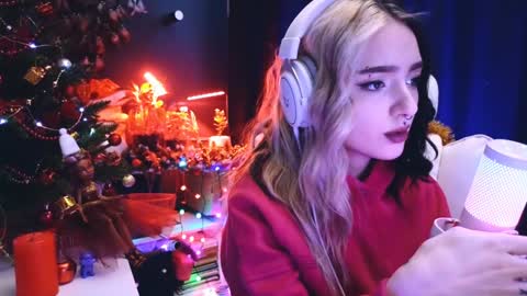 Snapshot of avi_nile chatting on December 24, 2024, 2:43 am Avriel online show from December 24, 2024, 2:43 am