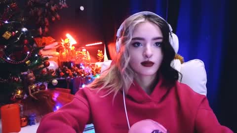 Snapshot of avi_nile chatting on December 25, 2024, 2:35 am Avriel online show from December 25, 2024, 2:35 am