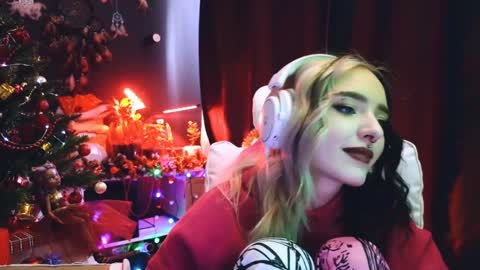 Snapshot of avi_nile chatting on December 25, 2024, 5:37 am Avriel online show from December 25, 2024, 5:37 am