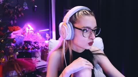 Snapshot of avi_nile chatting on January 13, 2025, 12:09 am Avriel online show from January 13, 2025, 12:09 am