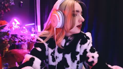 Snapshot of avi_nile chatting on January 17, 2025, 1:57 am Avriel online show from January 17, 2025, 1:57 am