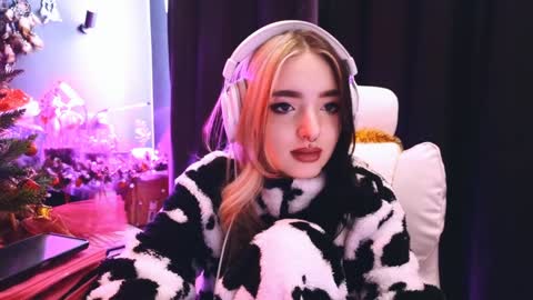 Snapshot of avi_nile chatting on January 17, 2025, 5:00 am Avriel online show from January 17, 2025, 5:00 am