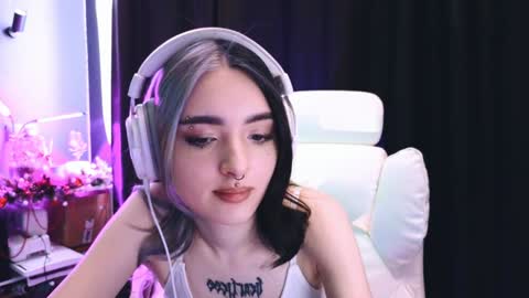 Snapshot of avi_nile chatting on January 20, 2025, 5:26 am Avriel online show from January 20, 2025, 5:26 am