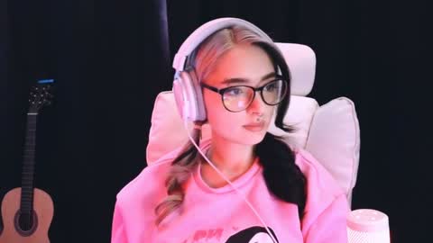 Snapshot of avi_nile chatting on February 4, 2025, 2:39 am Avriel online show from February 4, 2025, 2:39 am