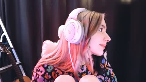 Snapshot of avi_nile chatting on February 6, 2025, 5:25 am Avriel online show from February 6, 2025, 5:25 am