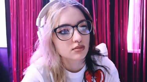 Snapshot of avi_nile chatting on February 23, 2025, 2:40 am Avriel online show from February 23, 2025, 2:40 am