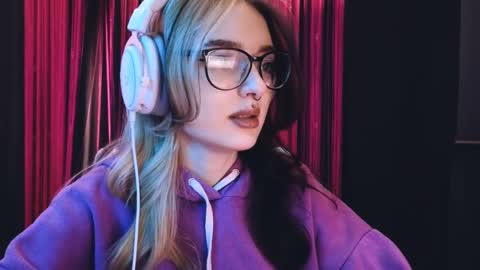 Snapshot of avi_nile chatting on March 4, 2025, 3:00 am Avriel online show from March 4, 2025, 3:00 am