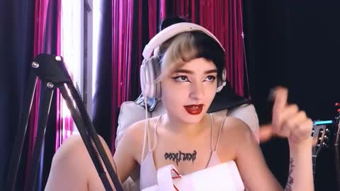 Snapshot of avi_nile chatting on September 20, 2025, 5:19 am Avriel online show from September 20, 2025, 5:19 am