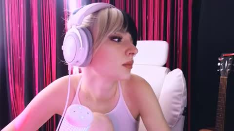 Snapshot of avi_nile chatting on February 1, 2026, 4:44 am Avriel online show from February 1, 2026, 4:44 am