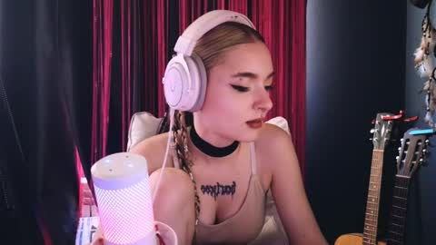 Avriel online show from June 1, 2026, 4:03 am