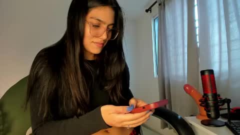 Snapshot of avis12_ chatting on April 18, 2026, 8:09 pm Follow me Pvt and c2c is on online show from April 18, 2026, 8:09 pm