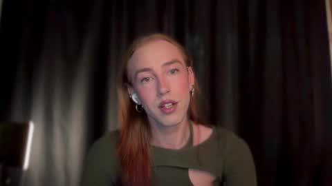 avril_pearly_ online show from May 11, 2026, 11:05 am