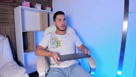 axel_grey_ online show from October 7, 2025, 12:13 pm