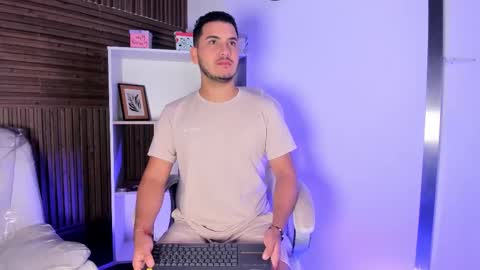 axel_grey_ online show from November 25, 2025, 12:16 pm