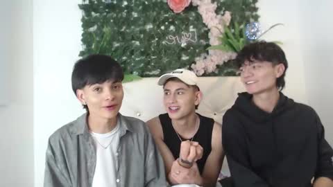 axel_milo_and_kairo online show from November 7, 2025, 10:21 pm