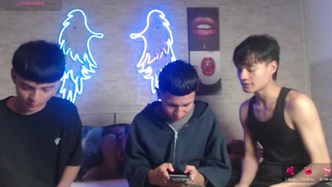 axel_milo_and_kairo online show from November 28, 2025, 9:39 pm