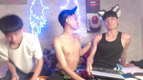 axel_milo_and_kairo online show from November 30, 2025, 4:05 am