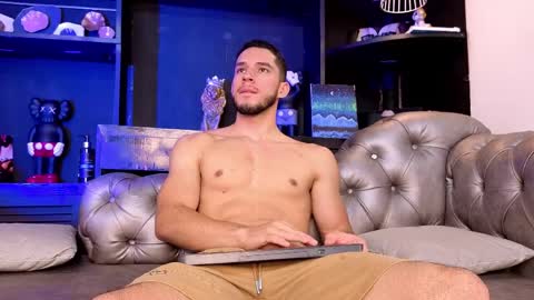 Axel  online show from April 14, 2026, 8:04 pm