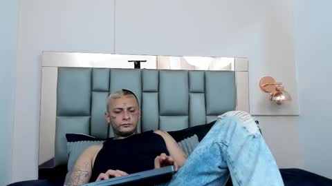 Snapshot of axeldasilva27cm chatting on January 8, 2025, 9:01 pm online show from January 8, 2025, 9:01 pm