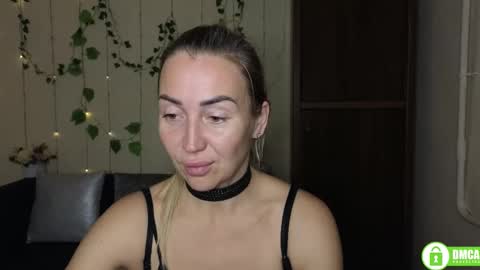 Jully online show from November 3, 2025, 6:31 pm