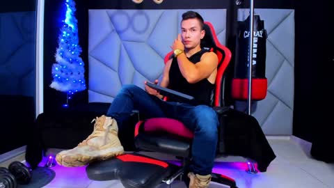 Snapshot of aydenmillerdom chatting on December 10, 2024, 3:52 am Ayden Miller online show from December 10, 2024, 3:52 am