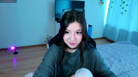 Snapshot of azaliya_haze chatting on March 18, 2026, 8:50 am Azaliya online show from March 18, 2026, 8:50 am
