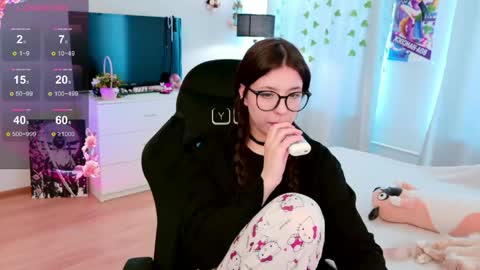 Snapshot of azaliya_haze chatting on May 2, 2026, 7:35 am Azaliya online show from May 2, 2026, 7:35 am