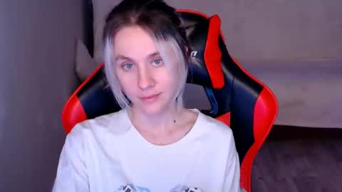 baby_kitte online show from December 13, 2024, 1:55 pm