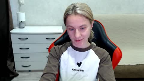 baby_kitte online show from October 20, 2025, 12:49 pm