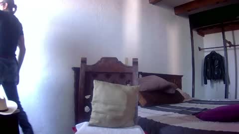 Snapshot of badhombremx chatting on May 3, 2026, 3:29 pm Mexican livin Off the Wall online show from May 3, 2026, 3:29 pm